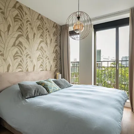 Trendy Crib In Centre *