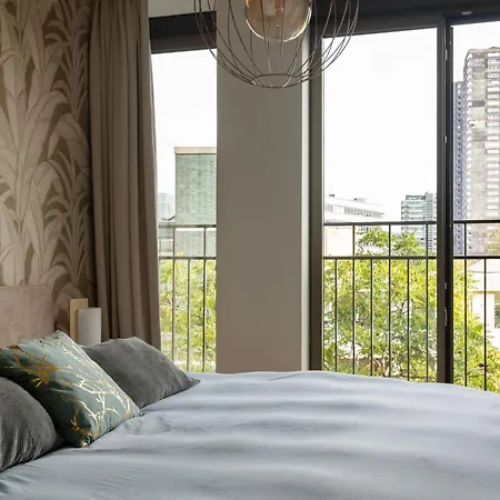 Trendy Crib In Centre Apartment *