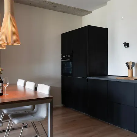 Trendy Crib In Centre