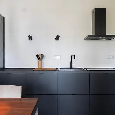 Trendy Crib In Centre Apartment *