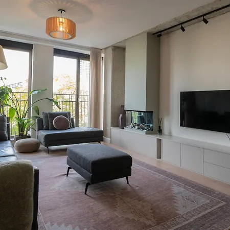 Trendy Crib In Centre Apartment *