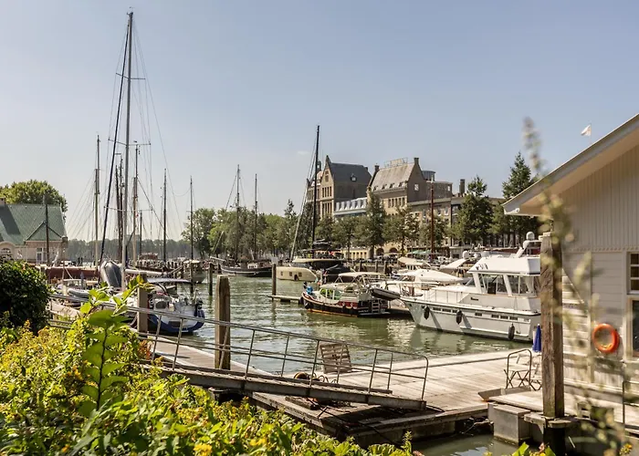 Trendy Crib In Centre Apartment