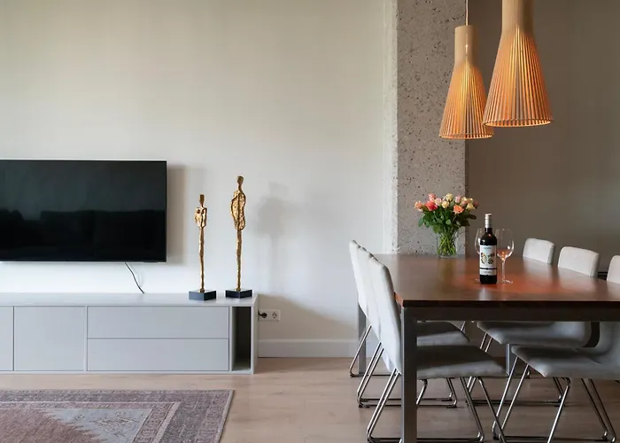 Trendy Crib In Centre *