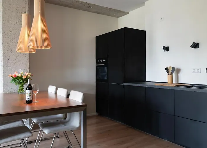 Trendy Crib In Centre