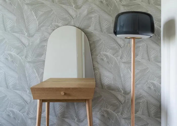 Trendy Crib In Centre