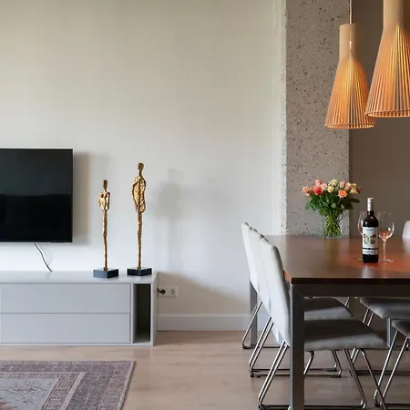 Trendy Crib In Centre *