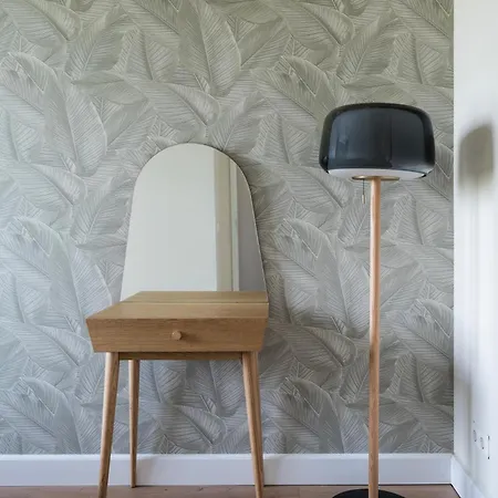 Trendy Crib In Centre