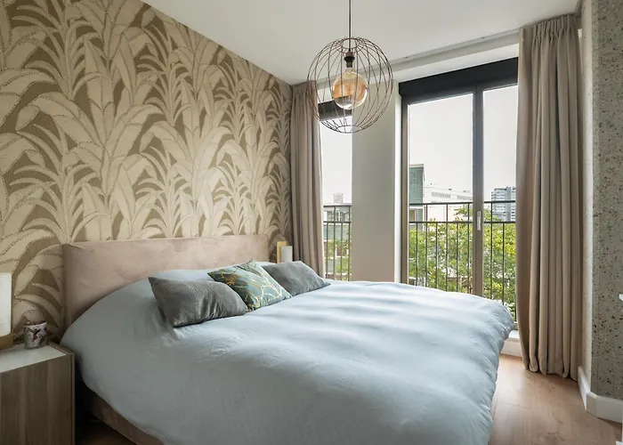 Trendy Crib In Centre *