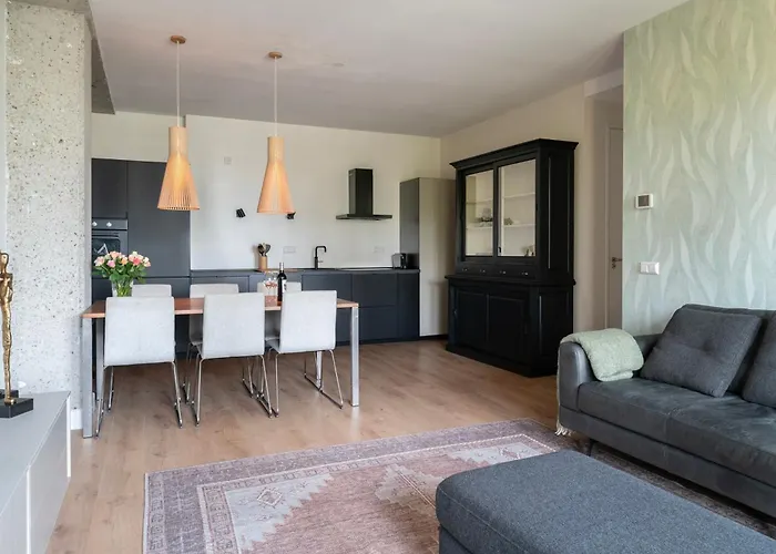 Trendy Crib In Centre Lejlighed